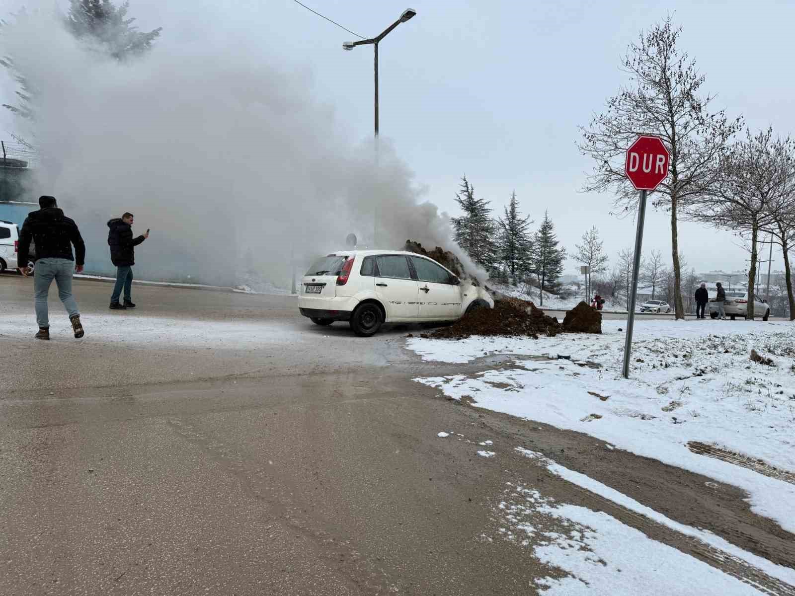 ekskavator toprak atarak yanan otomobili sondurdu Jz5PnQgs