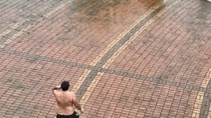 elinde kesici aletle yari ciplak halde belediyenin kapisina dayandi DPbXLlLq