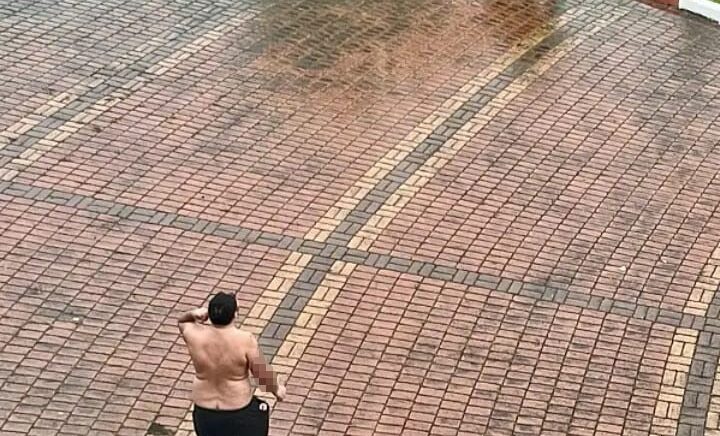 elinde kesici aletle yari ciplak halde belediyenin kapisina dayandi DPbXLlLq