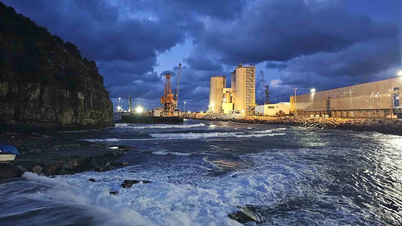 eren enerjiye ait yuzer vinc dereye suruklendi 5 kisi afad ekiplerince kurtarildi itfHhvaV
