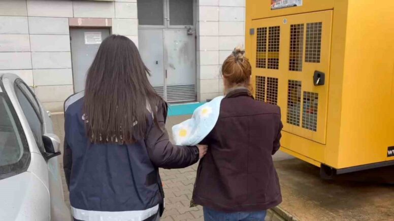 evden 75 bin liralik altin ve para calan kadin yakalandi VwsVlYcA