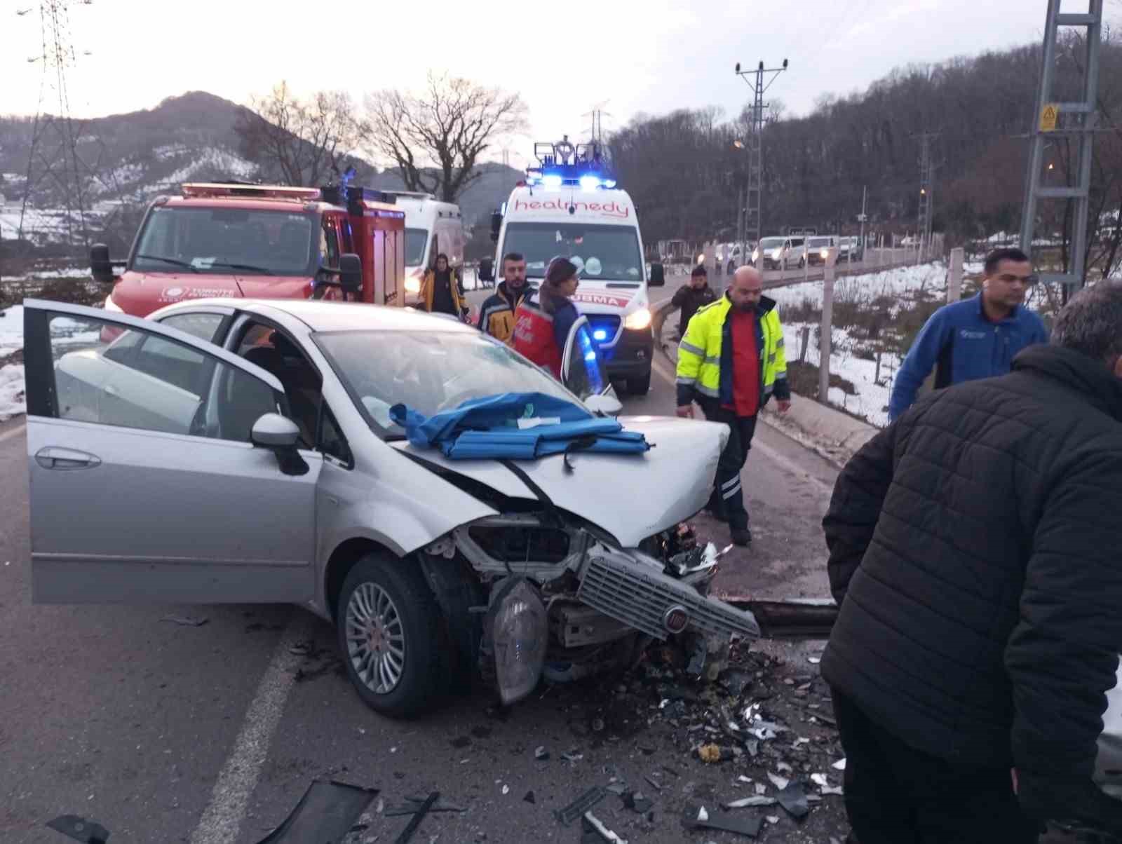 filyos liman yolunda iki otomobil kafa kafaya carpisti 2 yarali DSZ2PSqn