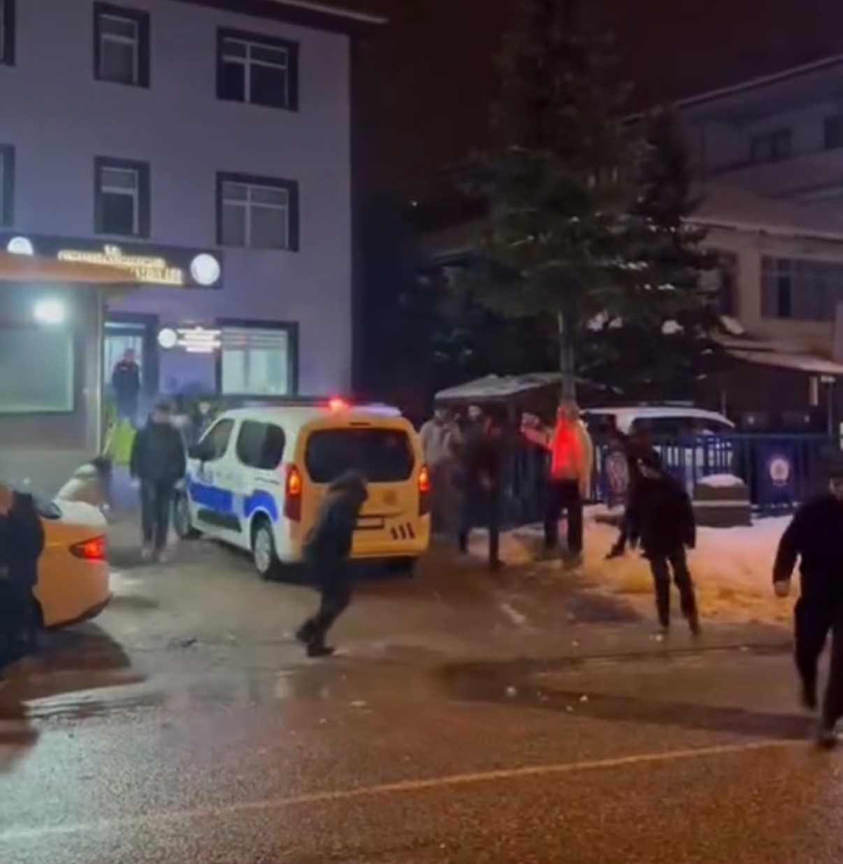 gencler karakolda polislerle kartopu oynadi