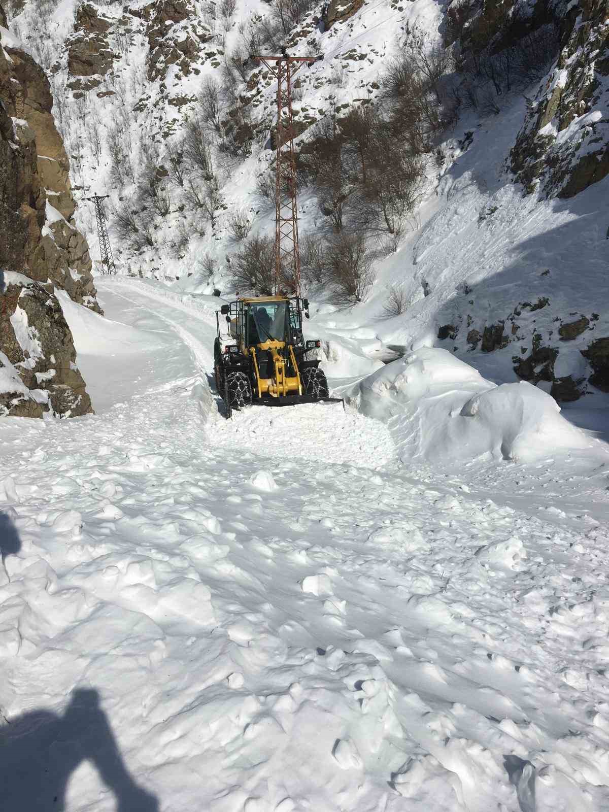 gumushanede cig dusen koy yolu ulasima acildi VIrZZbVI