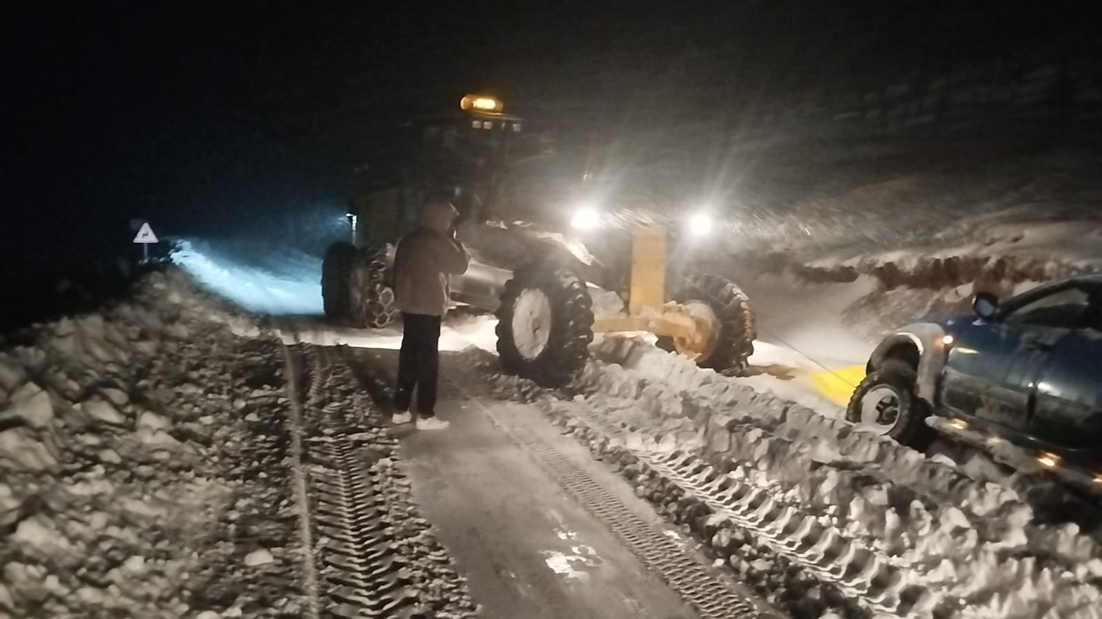 gumushanede kar ve tipi nedeniyle mahsur kalan 6 kisi kurtarildi HiLXm53L