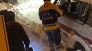 gumushanede rahatsizlanan hastaya kapali koy yolunu acarak ulastilar OApc1h3L