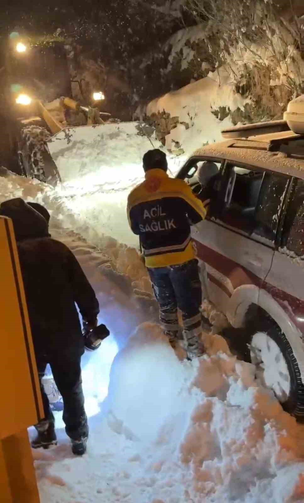 gumushanede rahatsizlanan hastaya kapali koy yolunu acarak ulastilar OApc1h3L