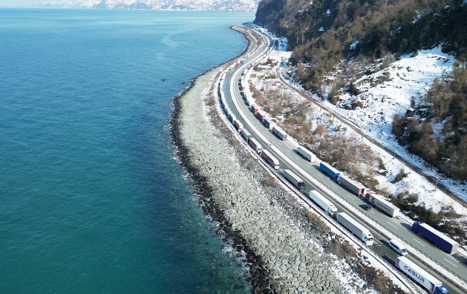 gurcistan yogun kar yagisi nedeniyle artvinde uzun tir kuyruklari olustu rS2STlGs