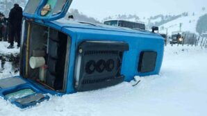 icerisinde ogretmenlerin de bulundugu servis minibusu devrildi 2 yarali S5T6nqSb