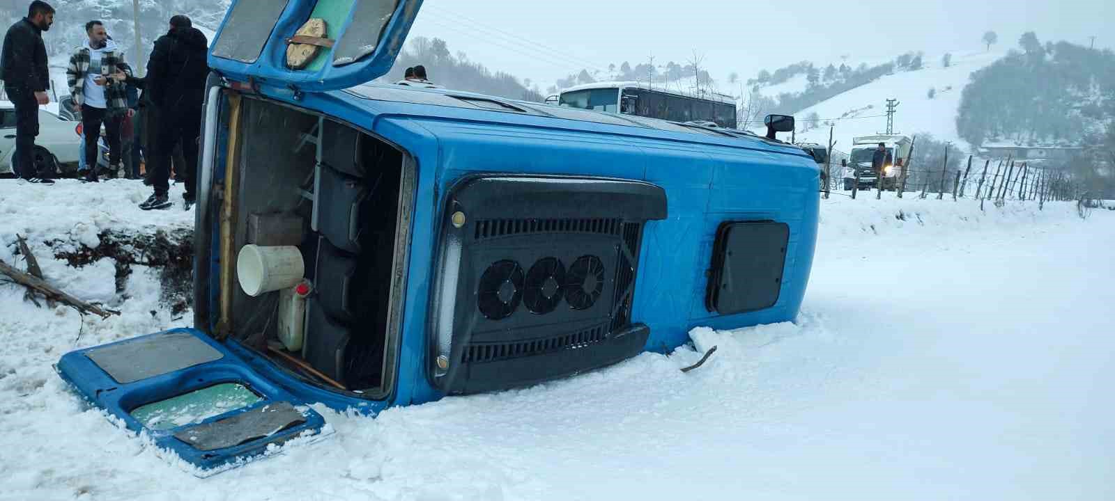 icerisinde ogretmenlerin de bulundugu servis minibusu devrildi 2 yarali S5T6nqSb