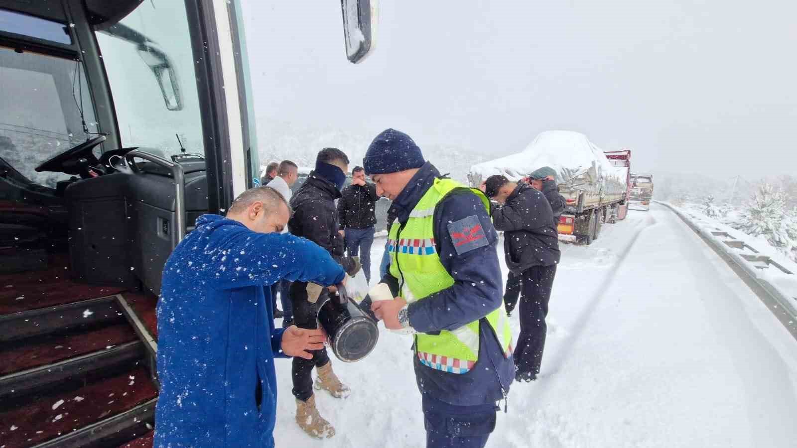 jandarma ekiplerinden yolda mahsur kalanlara sicak yiyecek ve icecek ikrami nJuUCCuD