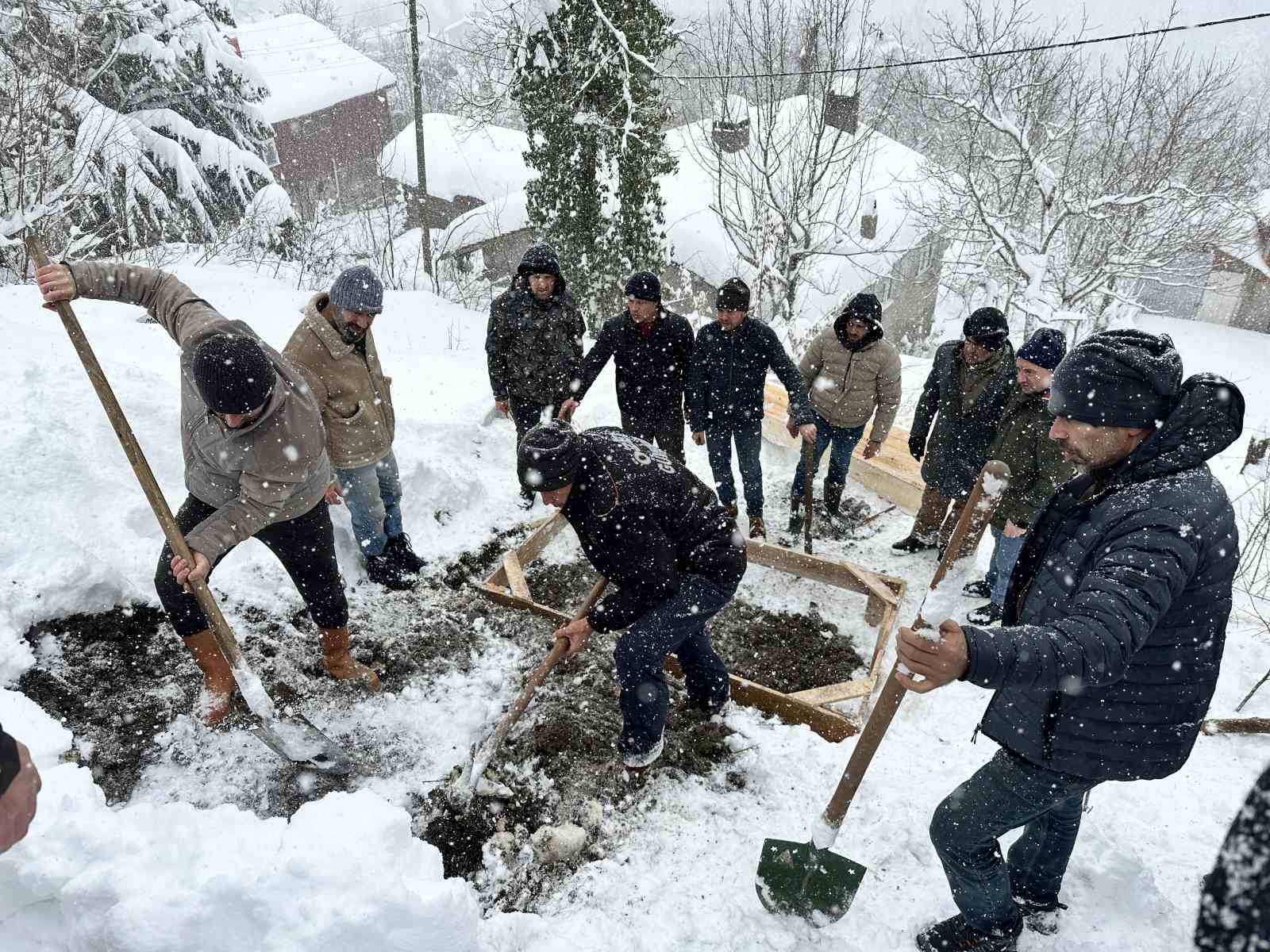 kar kalinliginin 1 metreyi astigi koyde zorlu defin islemi cenaze araci yolda kaldi namaz lPd5OaS2