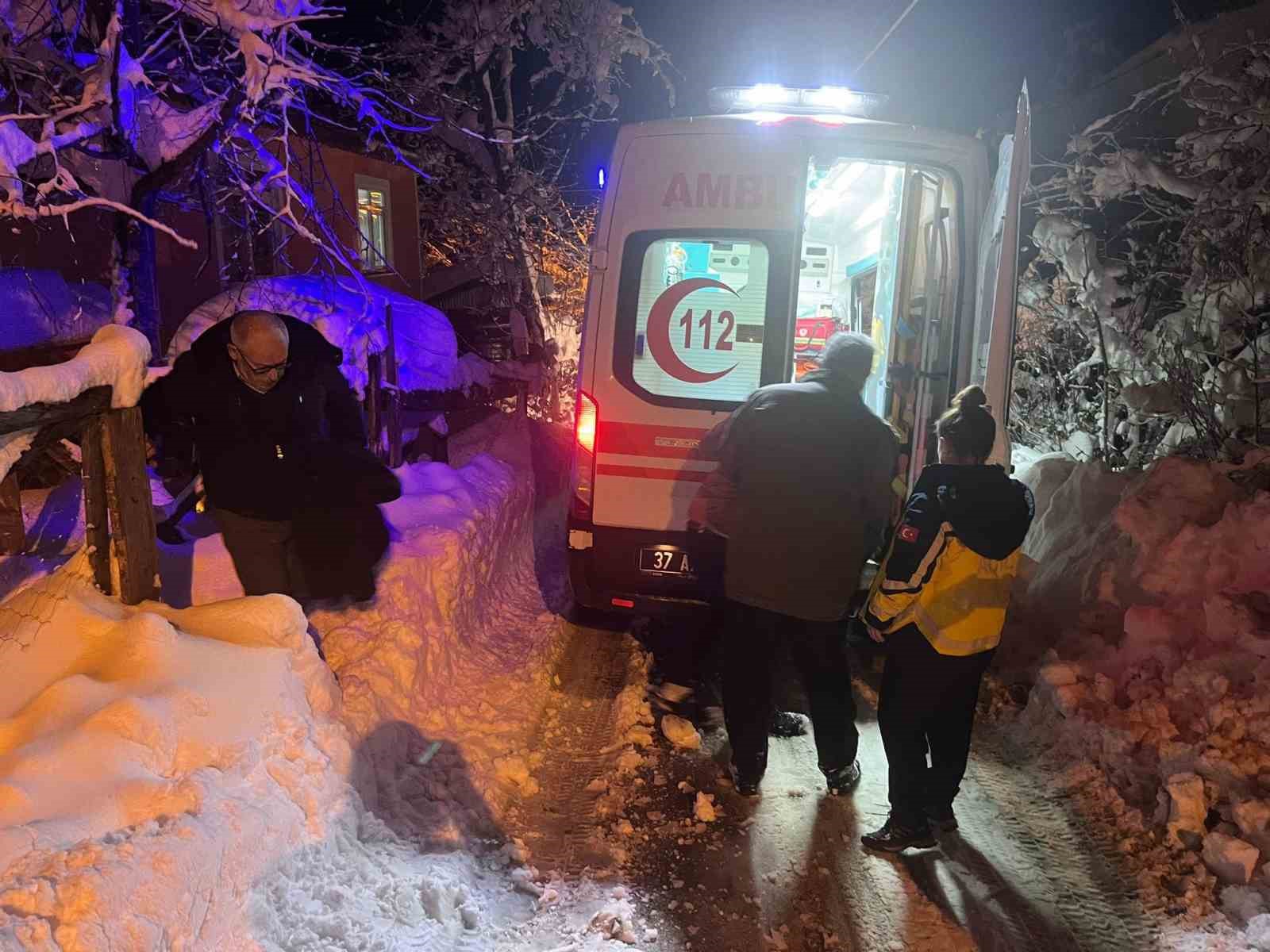 kar sebebiyle yollari kapanan koylerdeki hastalar icin seferber oldular miSW7diF