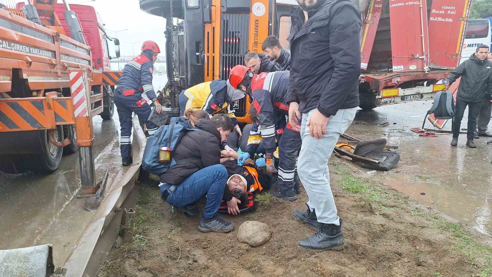 karayollari yol supurme kamyonu yola devrildi 1 yarali B6hbLDs5