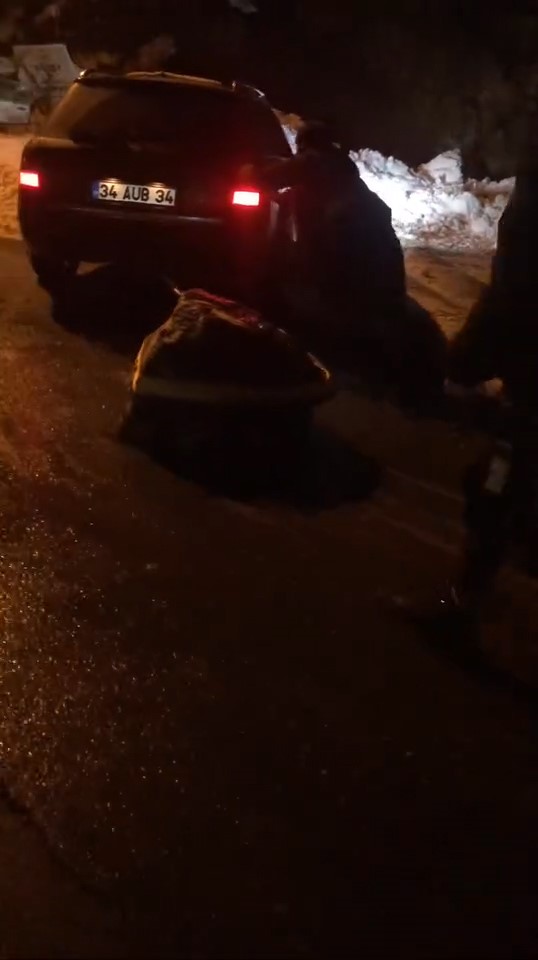 karayolunu kapatan kayayi araciyla cekerek yolu trafige acti 3GVg6qvY