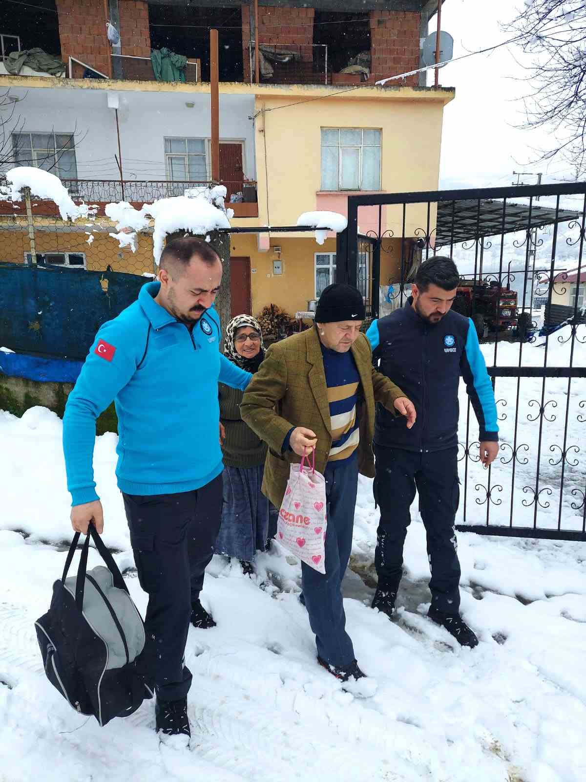 karla kapli yollarda diyaliz hastasinin yardimina samsun umke kostu bLDArbTM