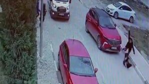 karsiya gecen cocuga otomobil carpti o anlar guvenlik kamerasina yansidi 7fhPFnje