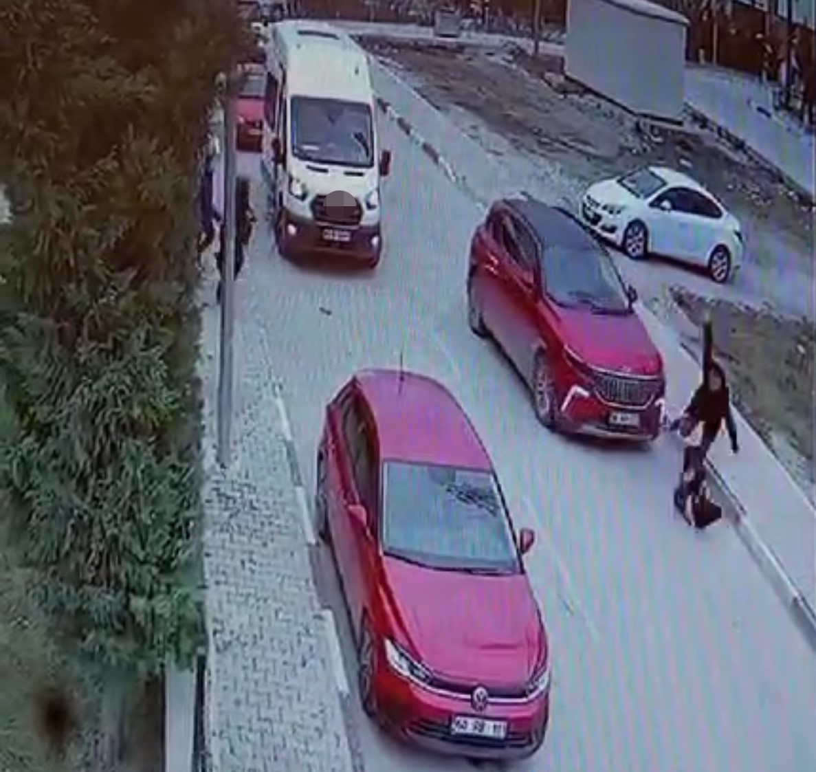 karsiya gecen cocuga otomobil carpti o anlar guvenlik kamerasina yansidi 7fhPFnje
