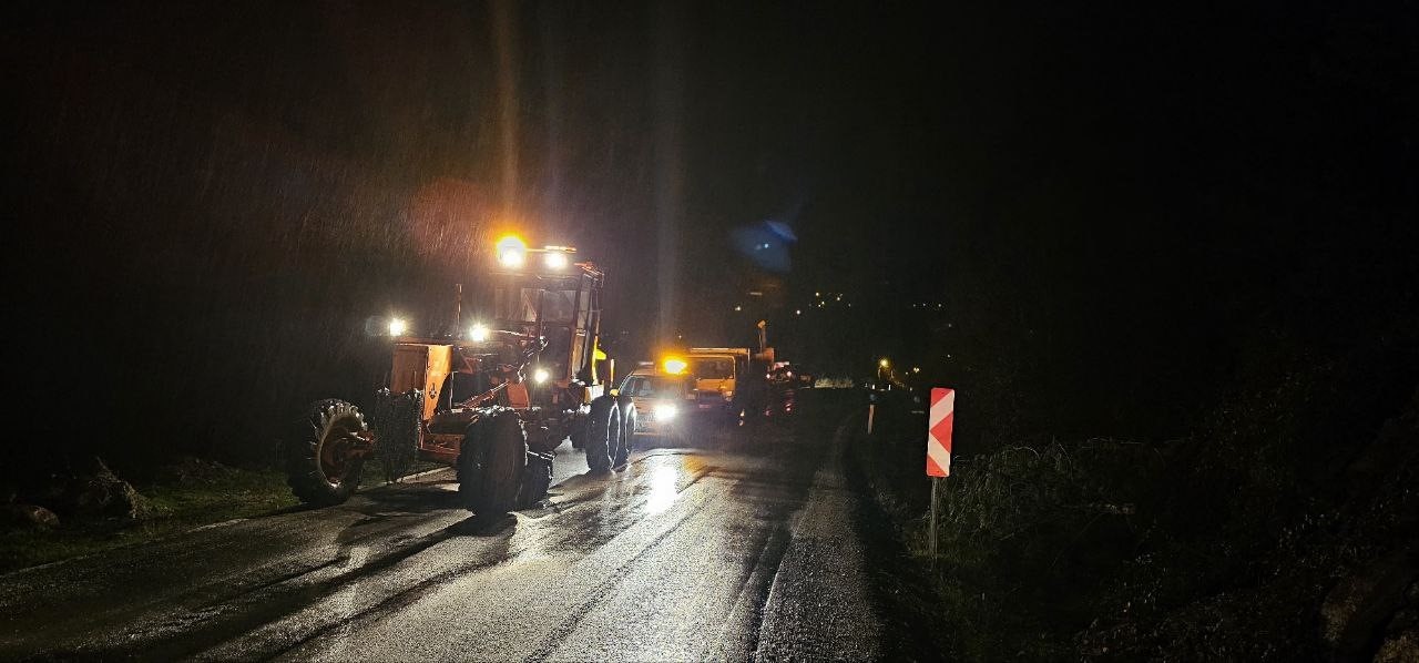kastamonu bartin karayolu heyelan sebebiyle ulasima kapandi 6ZRvRc58