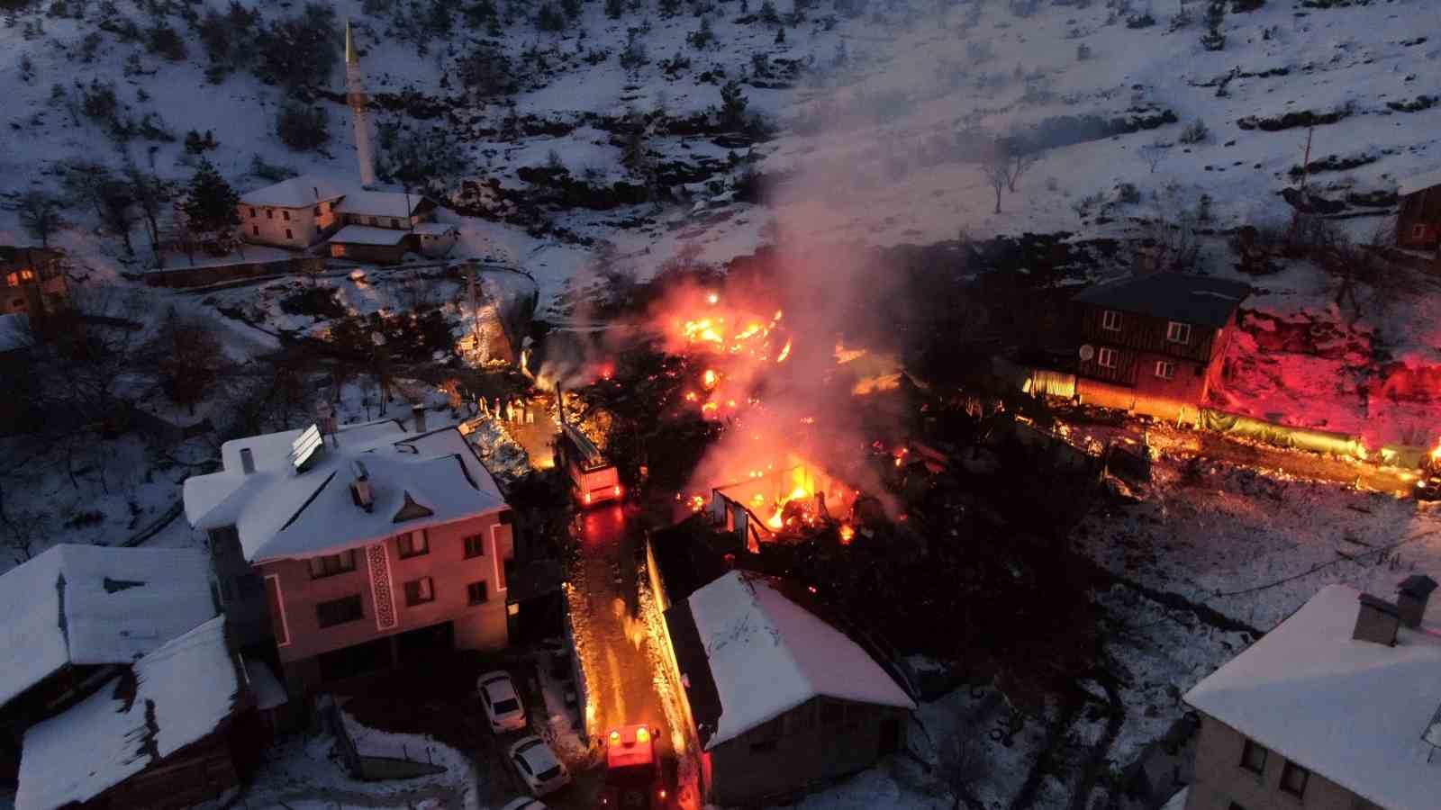 kastamonuda 3 ev ve 1 ahir kule dondu 55 hayvan telef oldu JSnG5NKA