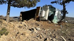 kastamonuda buzlu yolda devrilen hafriyat kamyonunun surucusu yaralandi PKQBl8jm