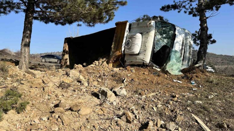 kastamonuda buzlu yolda devrilen hafriyat kamyonunun surucusu yaralandi PKQBl8jm