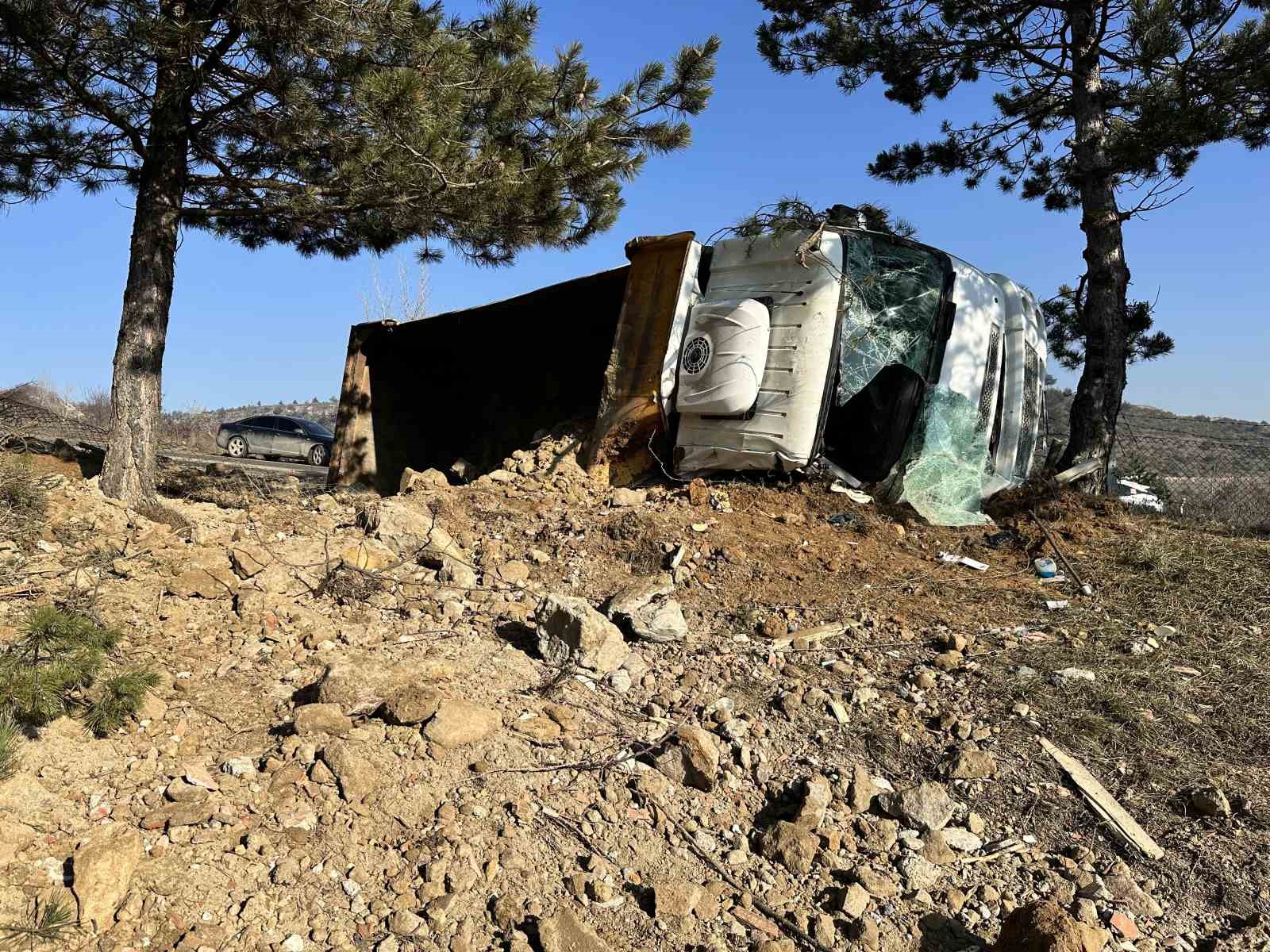 kastamonuda buzlu yolda devrilen hafriyat kamyonunun surucusu yaralandi PKQBl8jm