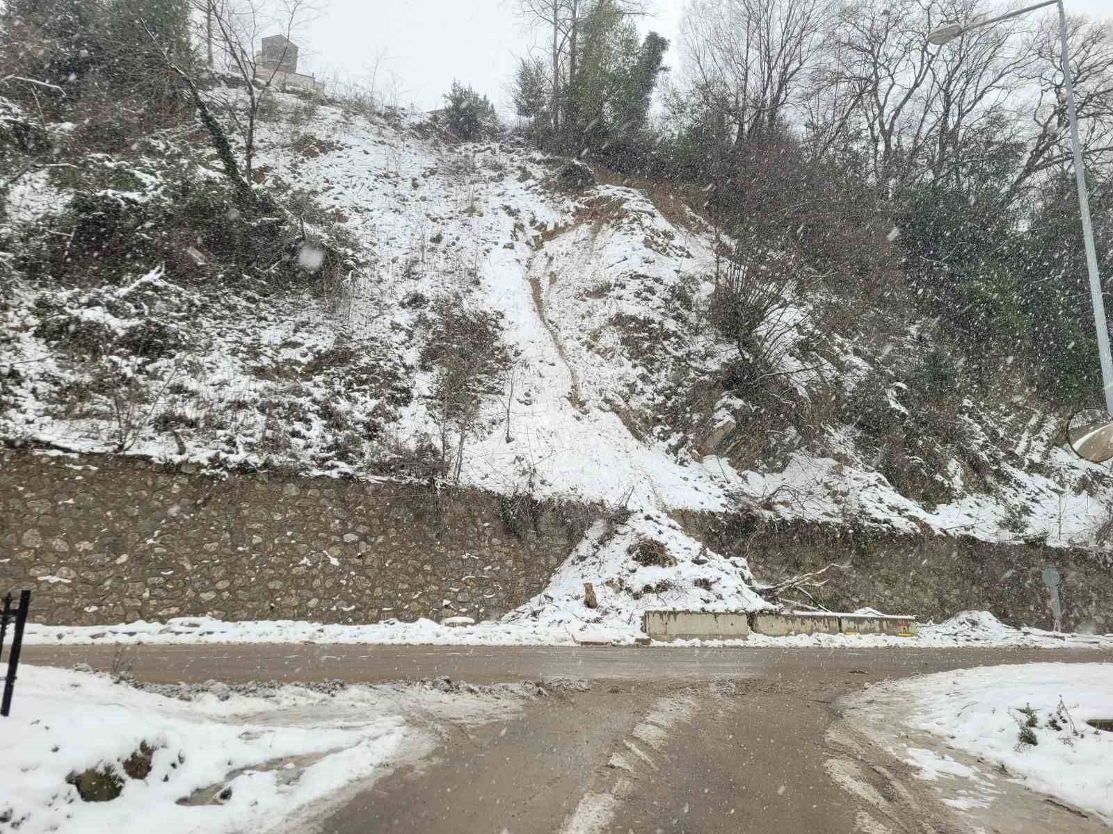 kastamonuda dagdan kopan taslar yola dustu 3 bina tahliye edildi Et4EalEt