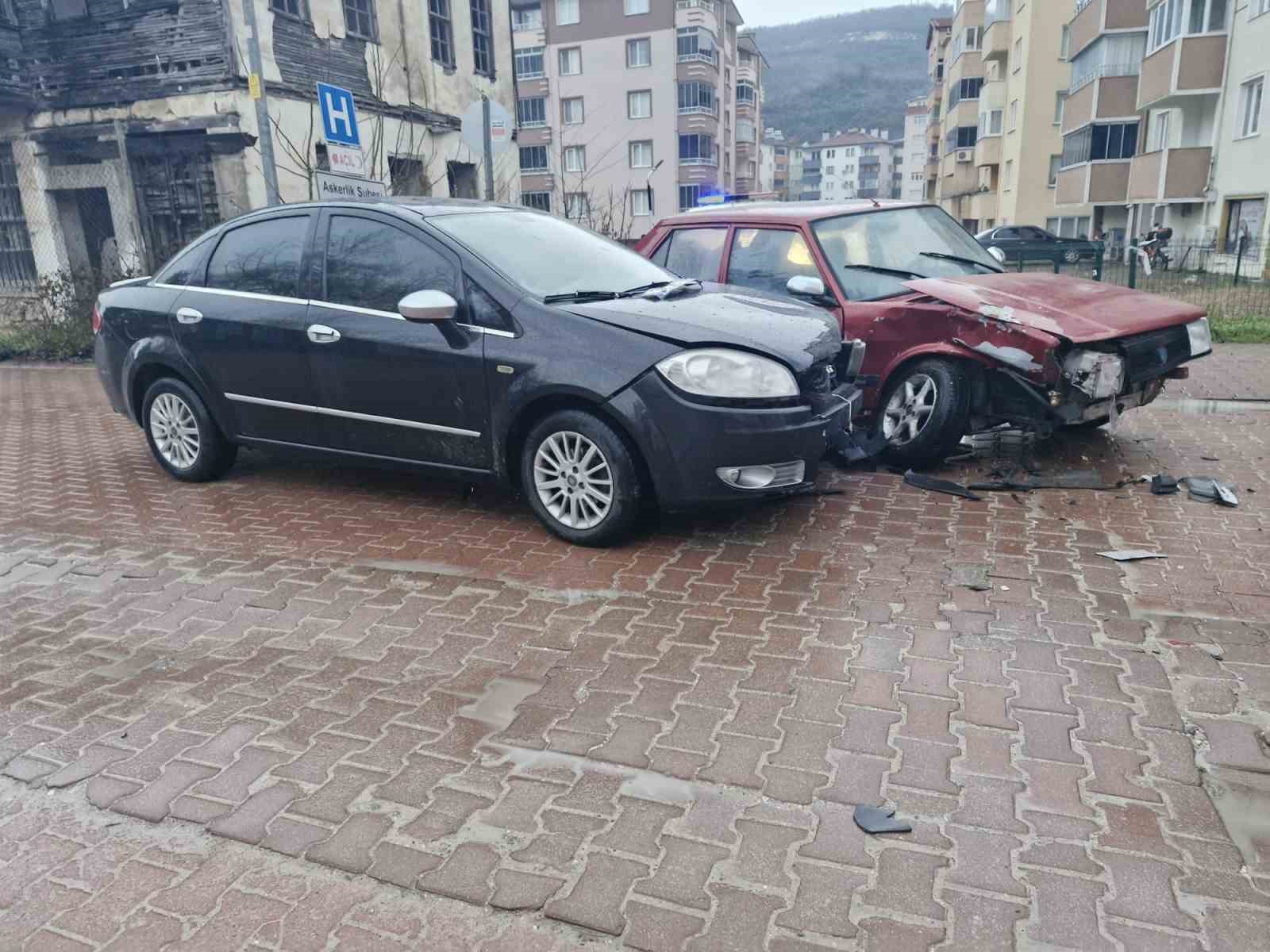 kastamonuda iki otomobil carpisti suruculer burnu bile kanamadan kurtuldu JCfUpJjg