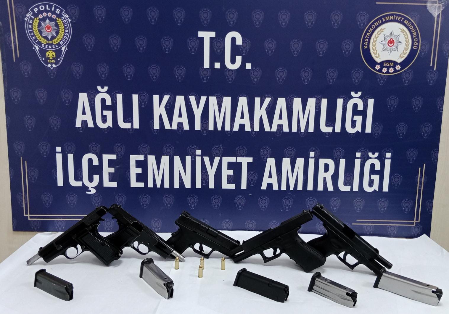 kastamonuda ruhsatsiz tabancayla yakalanan 2 sahis gozaltina alindi PUEmegWj