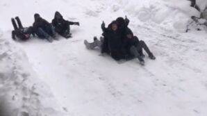 kastamonuda vatandaslar karin tadini kizaklarla cikardi jLnHbM9p