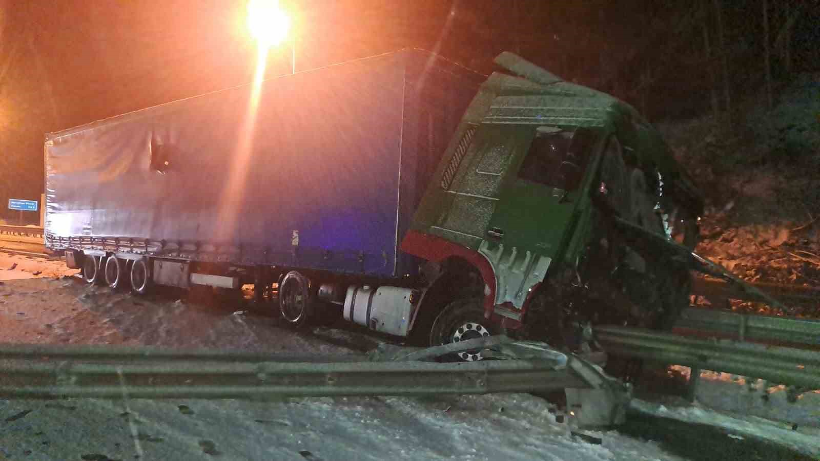 kontrolden cikan tir bariyerlere carpti yol trafige kapandi nAyvVI7R