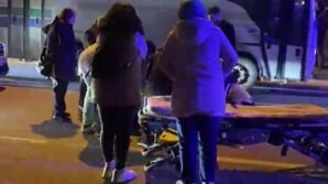 motosiklet surucusu yolun karsisina gecmek isteyen yayaya carpti 6vKSYZNx