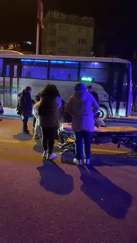 motosiklet surucusu yolun karsisina gecmek isteyen yayaya carpti