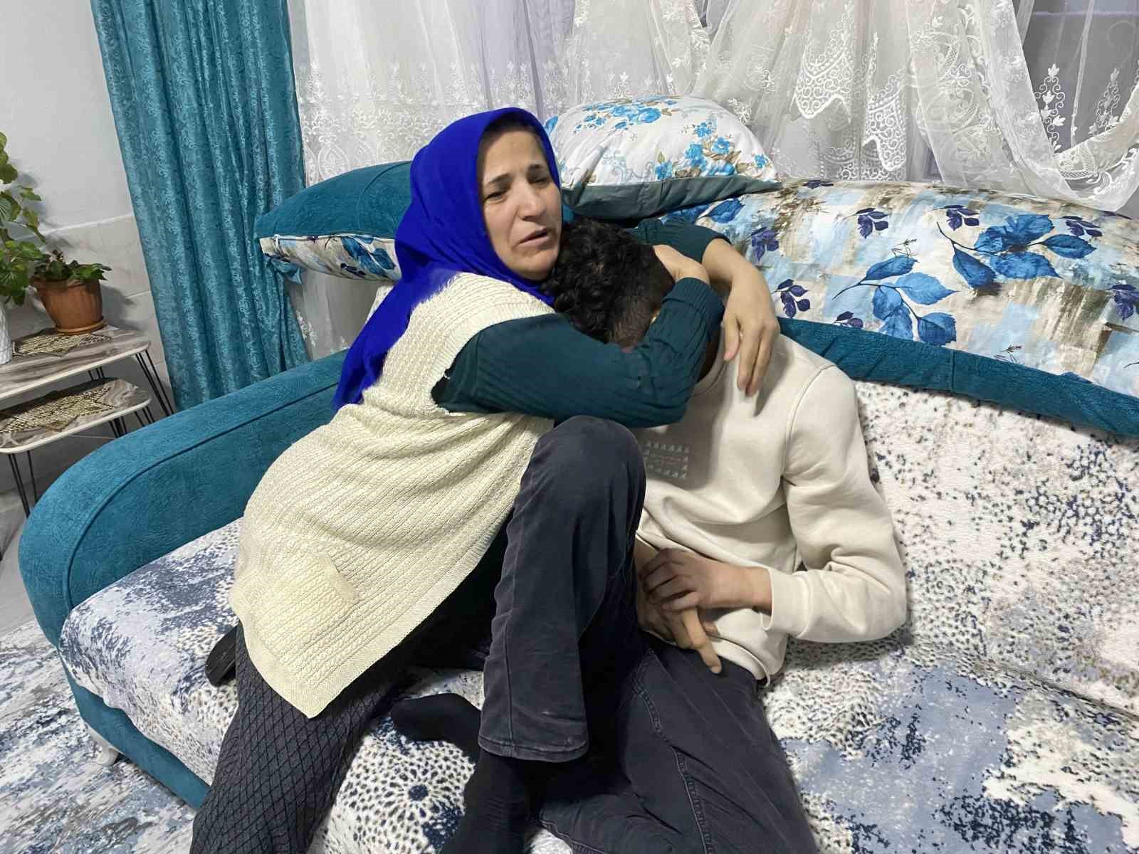 oglu tik rahatsizligina yakalanan annenin feryadi yavrum gozlerimin onunde eriyor