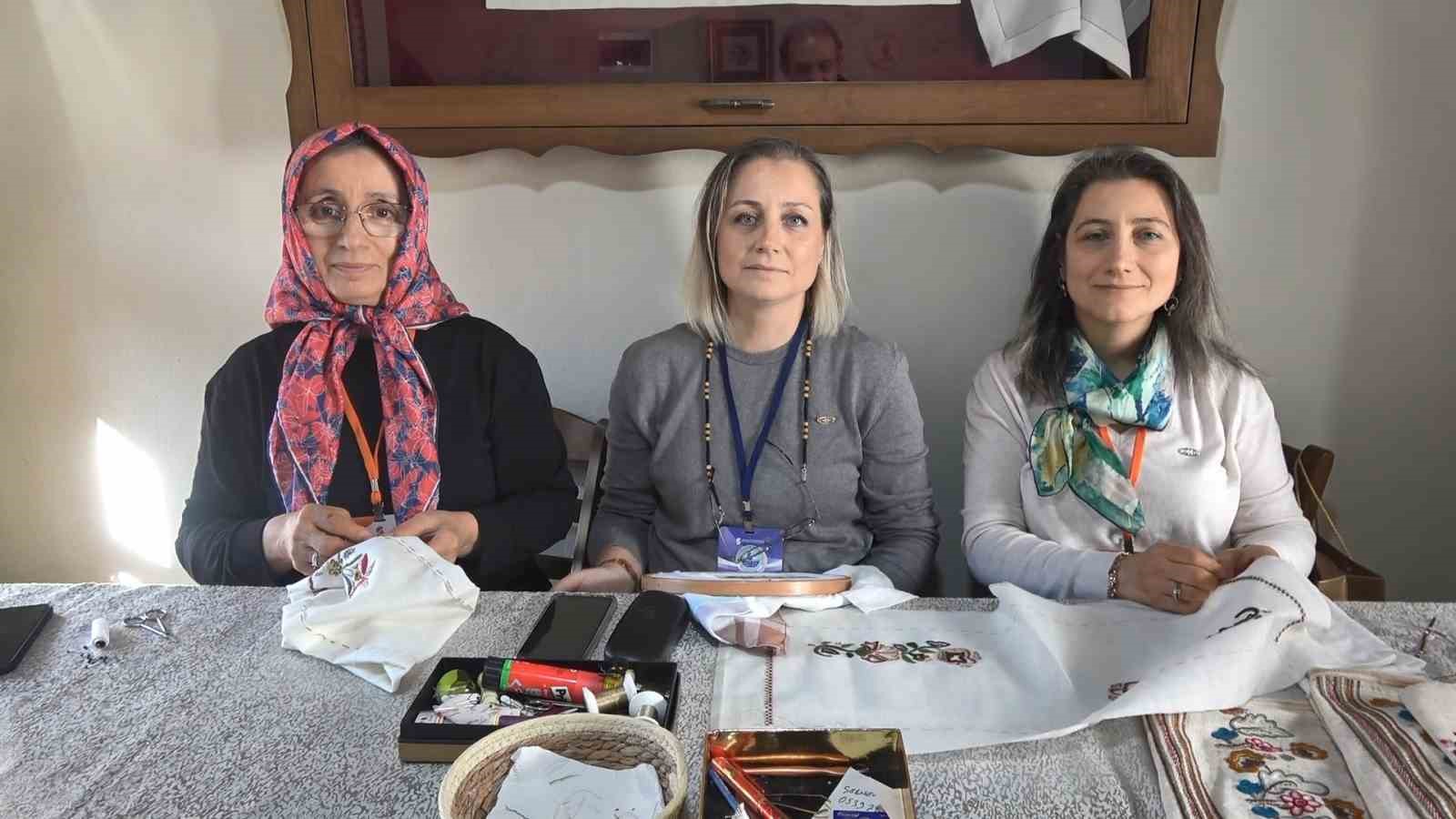 ogrencileri arasinda annesi ve ablasi da bulunuyor l7eLZbC5