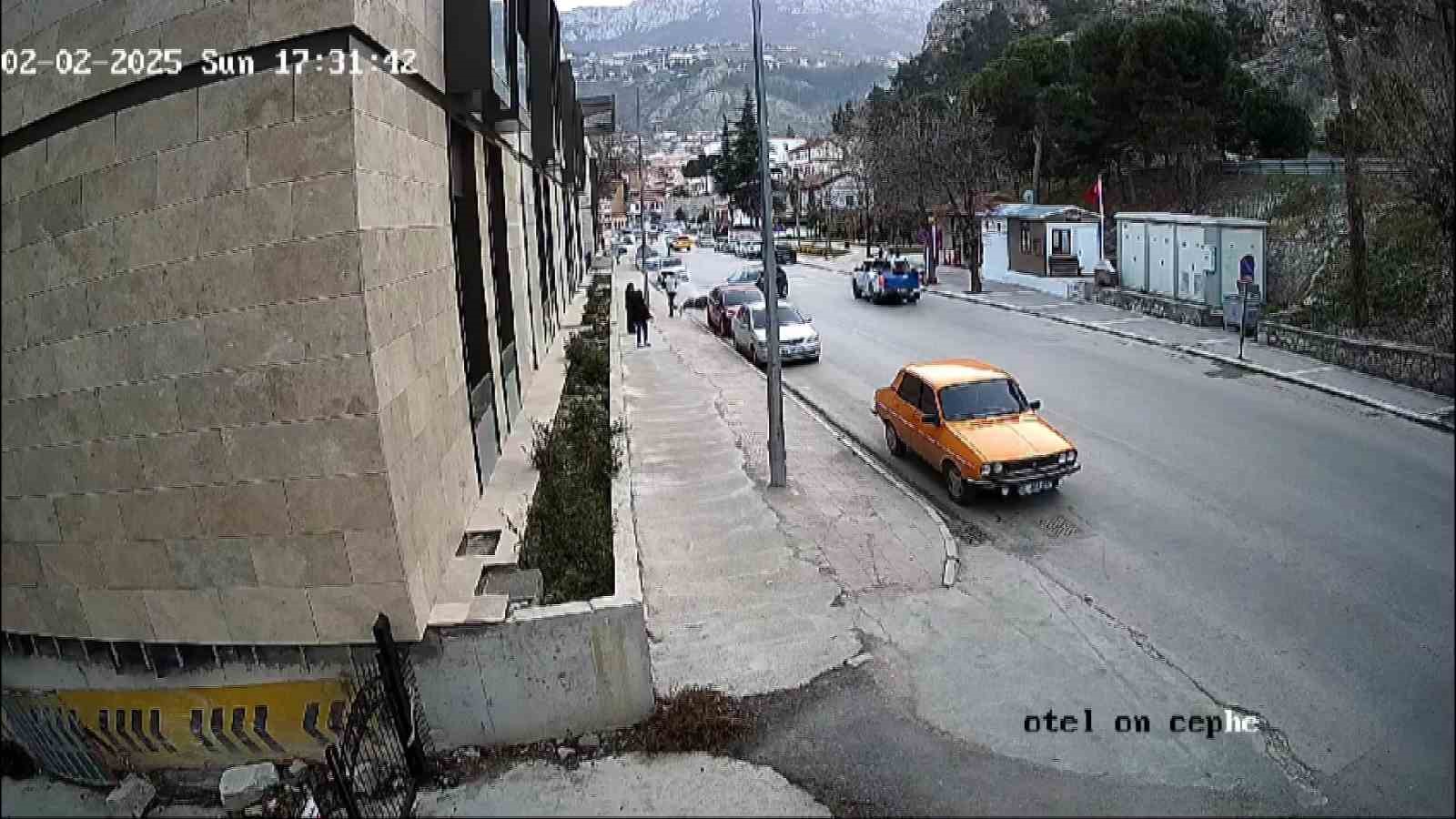 onune cikan otomobile carparak takla atan motosiklet surucusu sok gecirdi o anlar kamerada Kbv4sDBd