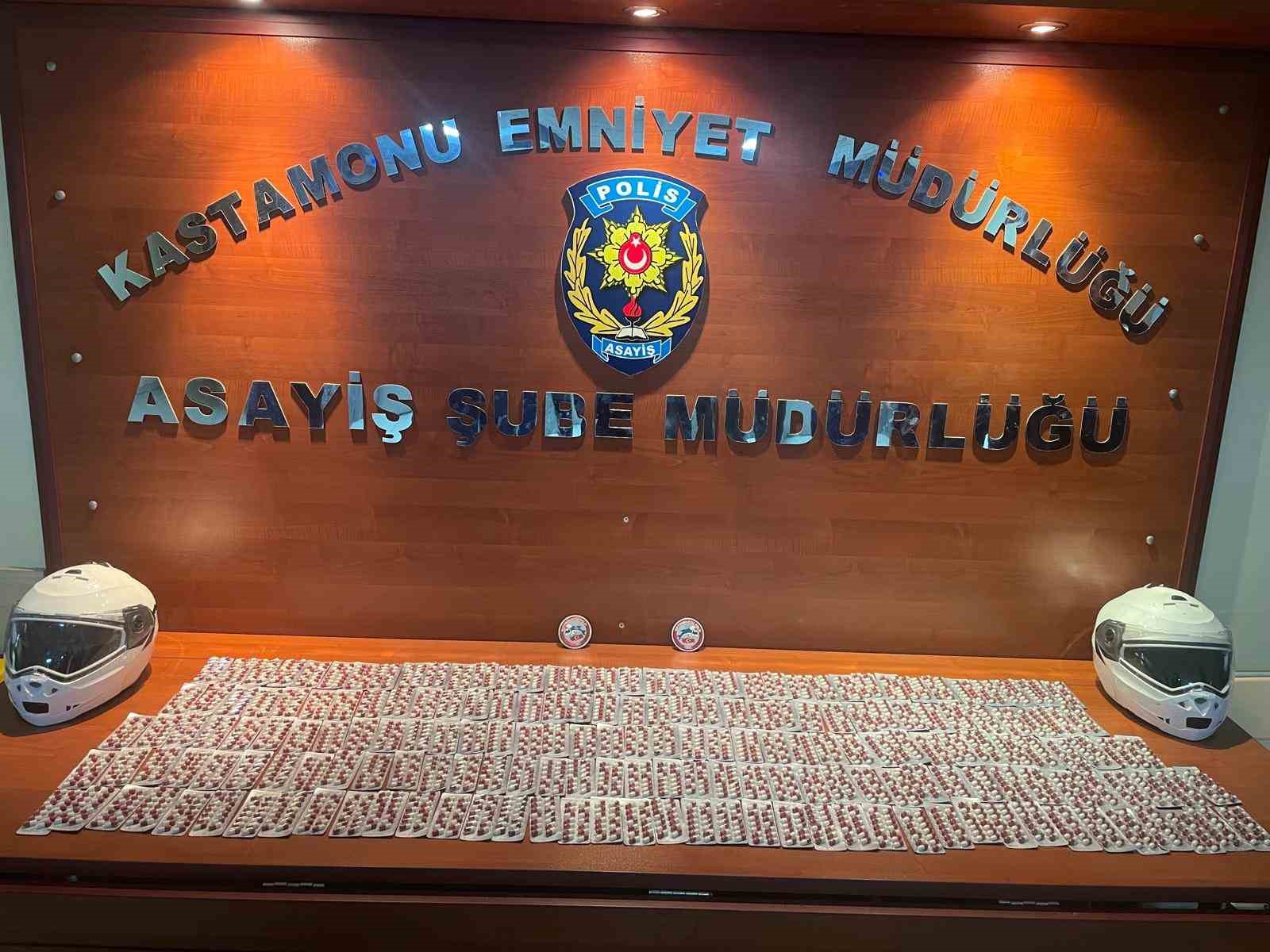 polis ekiplerinin dur ihtarina uymayan surucu uyusturucu ile yakalandi AnMsWrTs