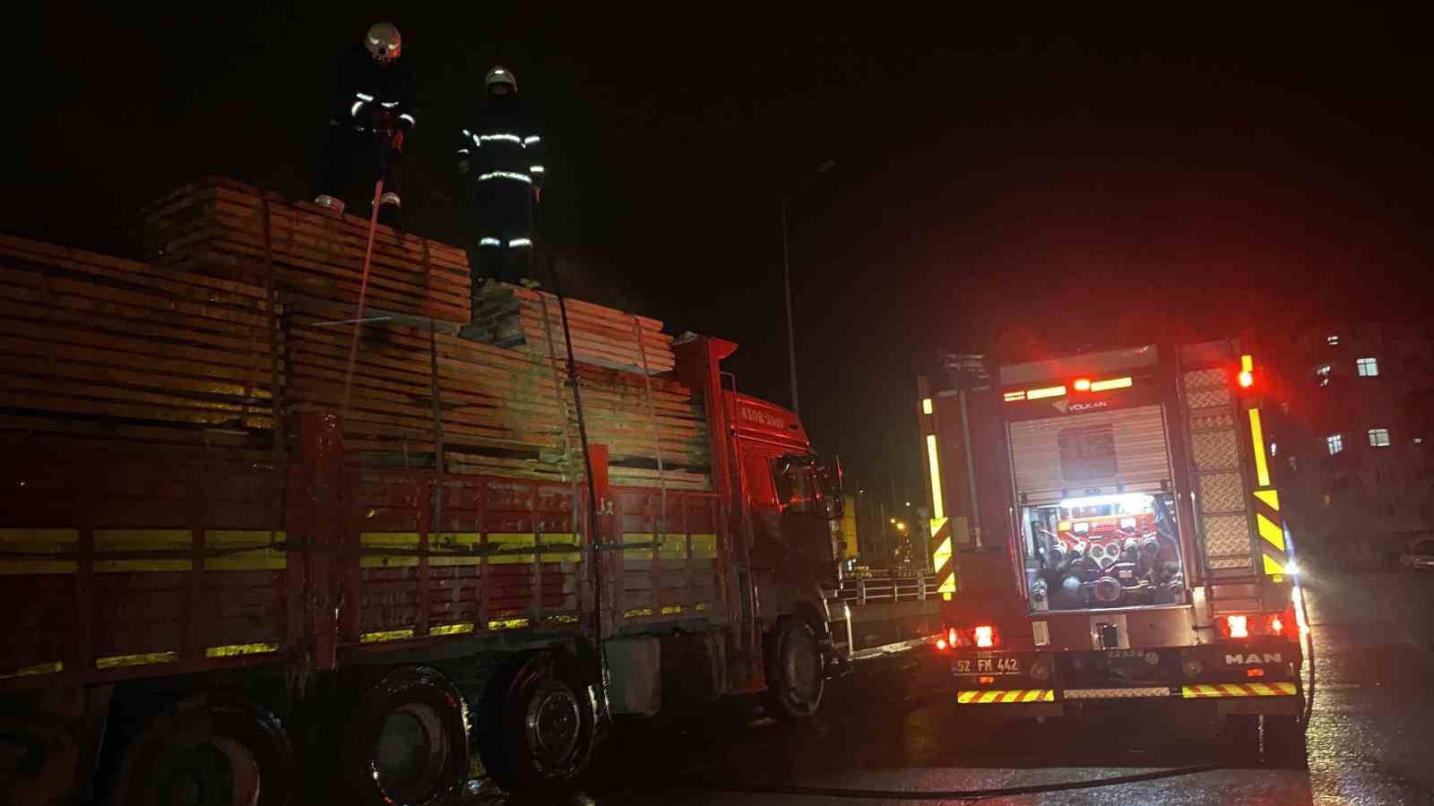 pres makinesinden cikan agaclardan yukselen duman itfaiyeyi alarma gecirdi X8Bk2FRJ