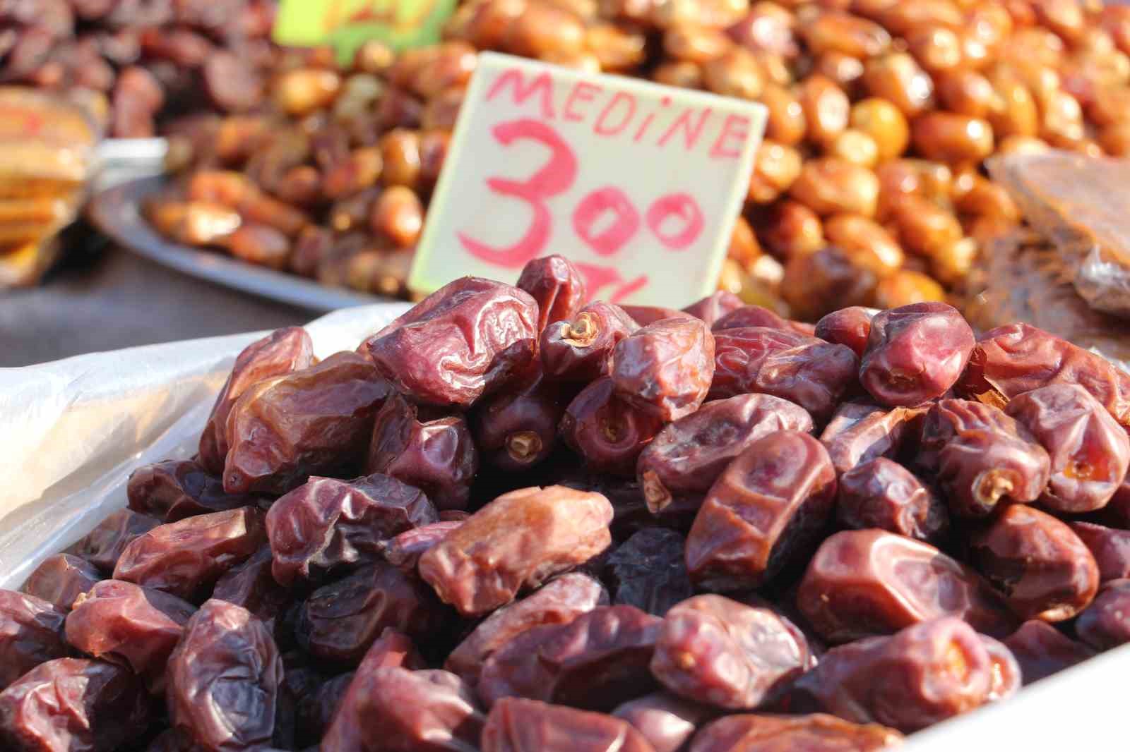 ramazan ayinda sofralarin vazgecilmezi hurmanin fiyati 60 350 tl arasinda UQFtSyiX