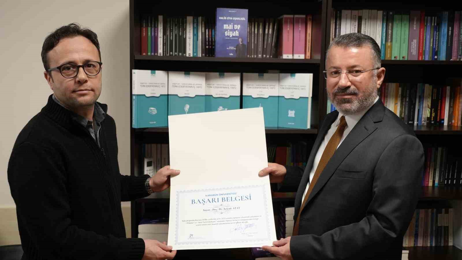 rektor kirisik turkiye birincisi atayi basari belgesi ile onurlandirdi 9GlBq8jq