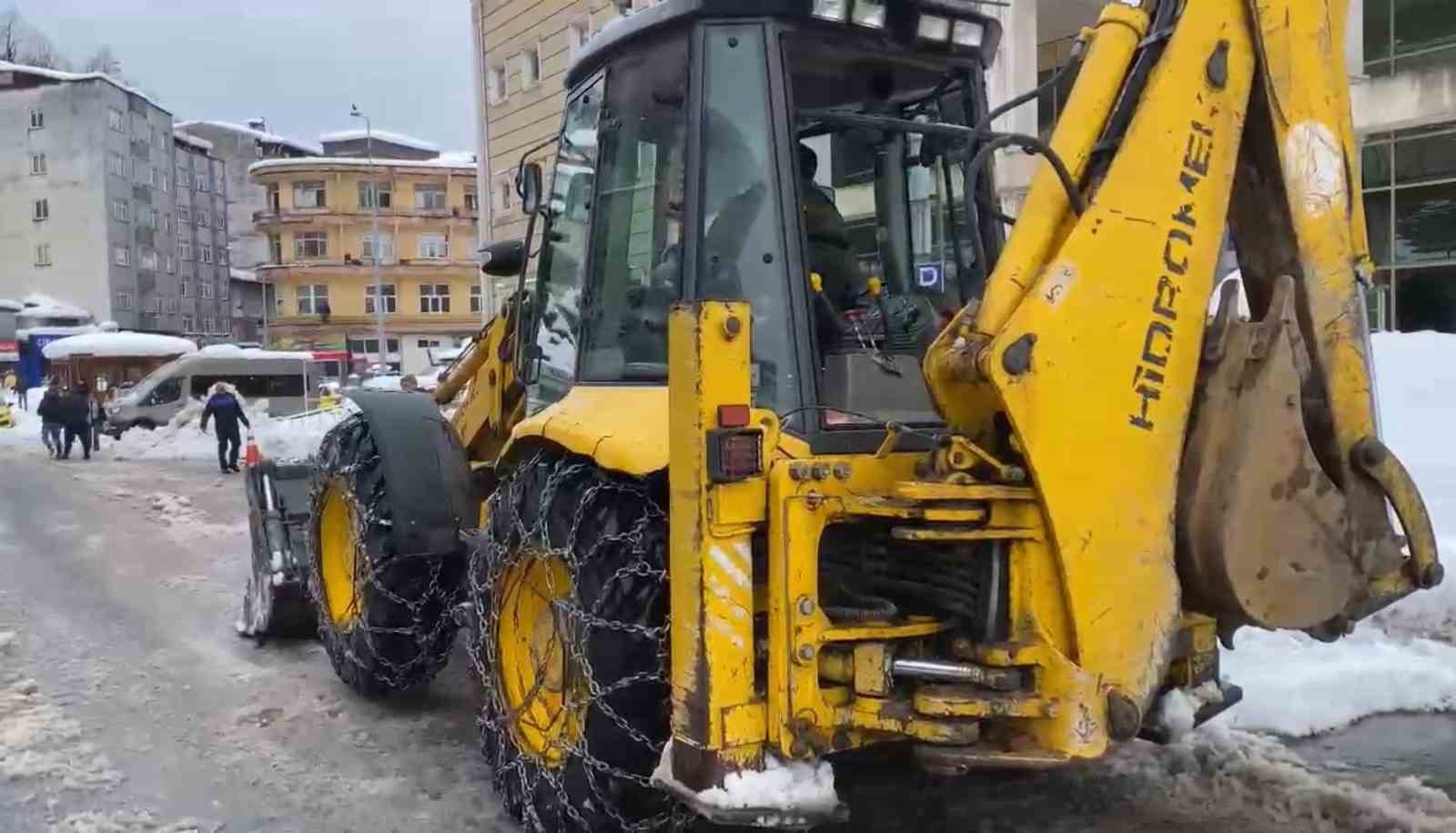 rizede komiser is makinesinin direksiyonuna gecti karla mucadele etti RX5sDJip