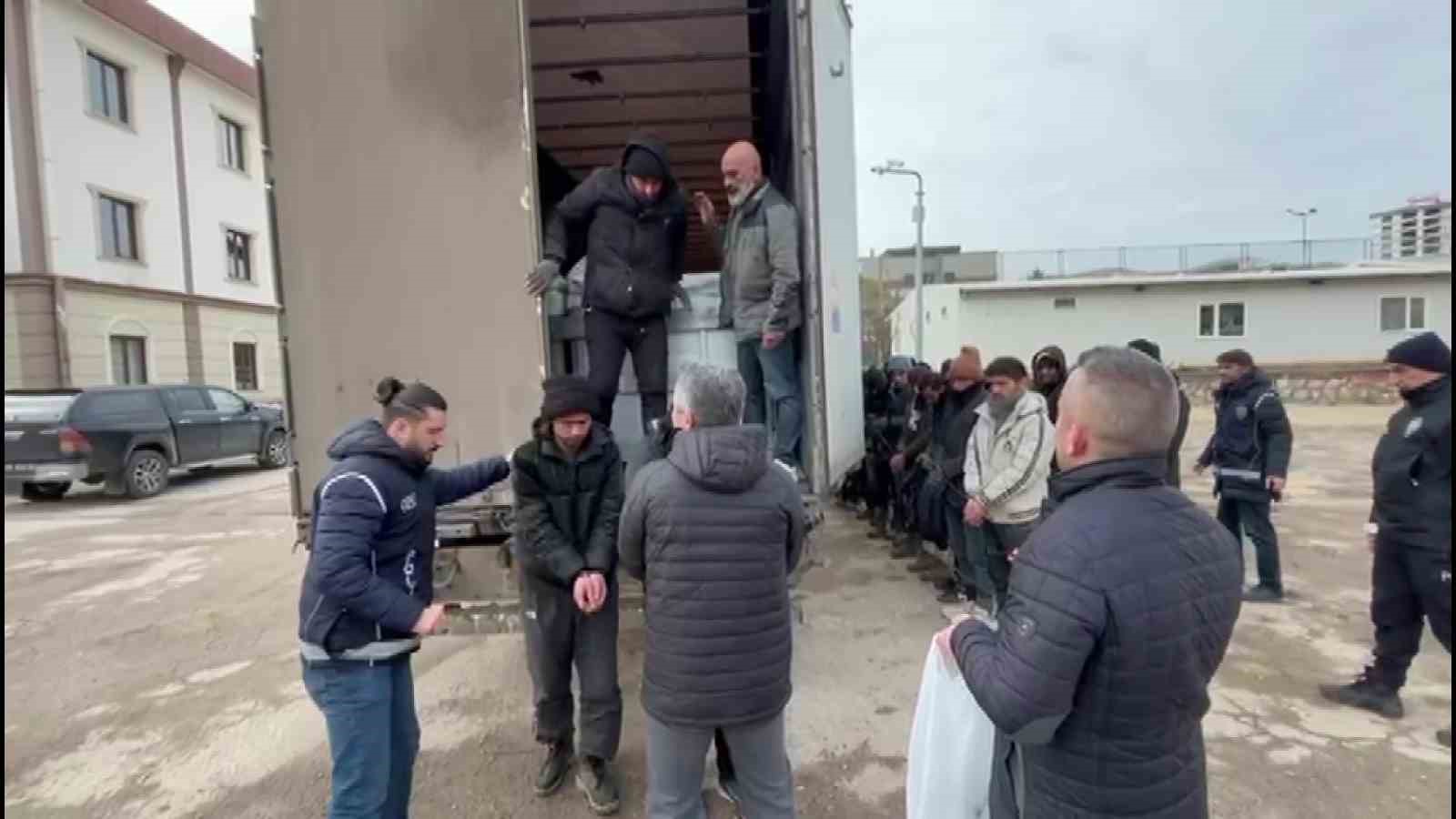 rusyadan gelen ham kaucuk yuklu tirdan 24 kacak gocmen cikti JLZICQke