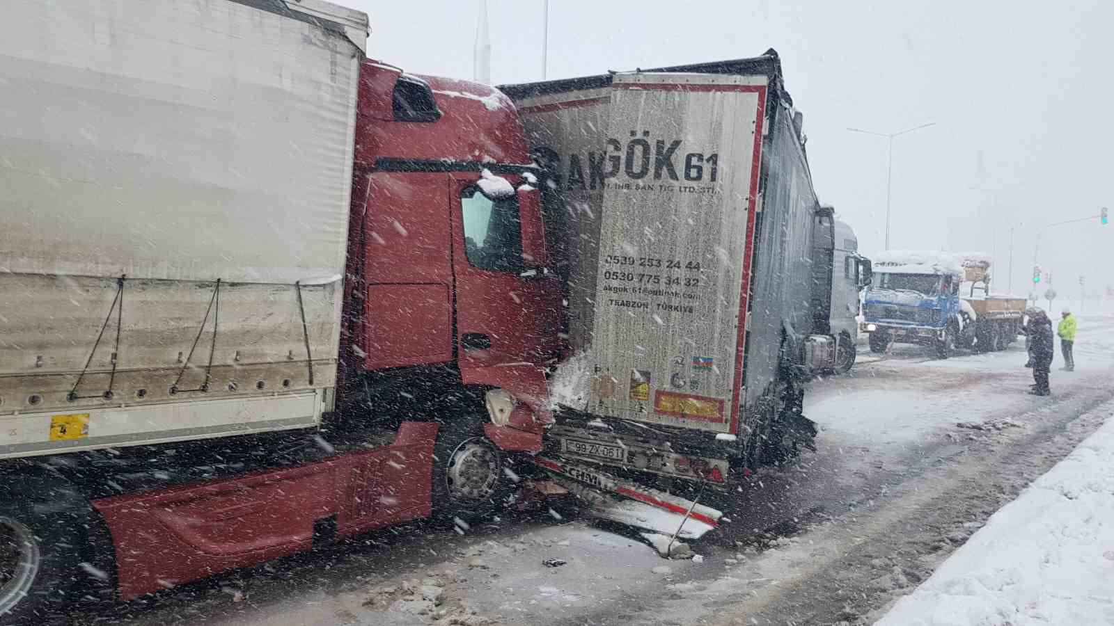 samsunda 4 tir ve 1 minibusun karistigi zincirleme kaza zRF83JRm