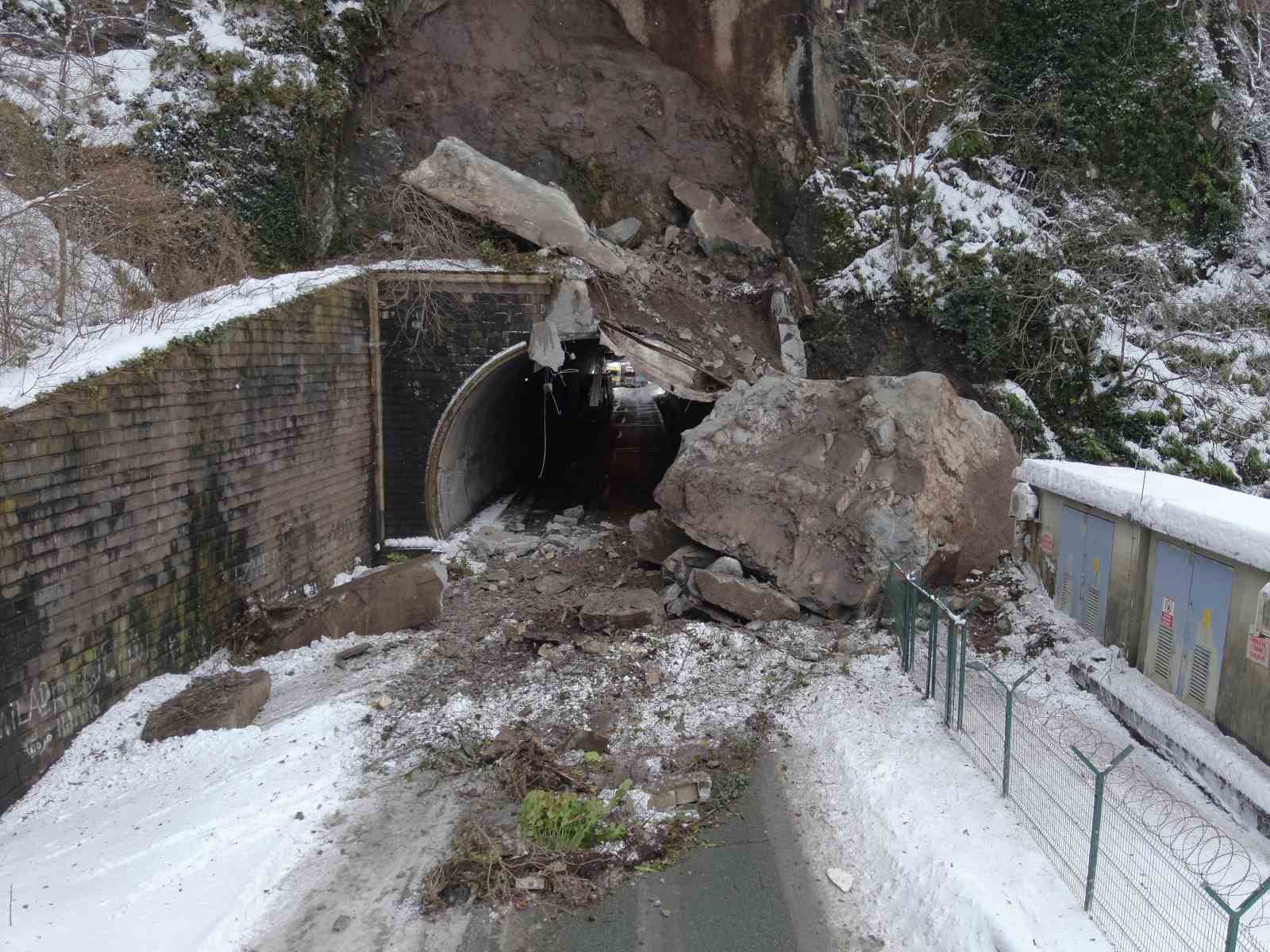 sarp kara yolu ulasima kapandi ekipler calisma baslatti TTuO5hl1