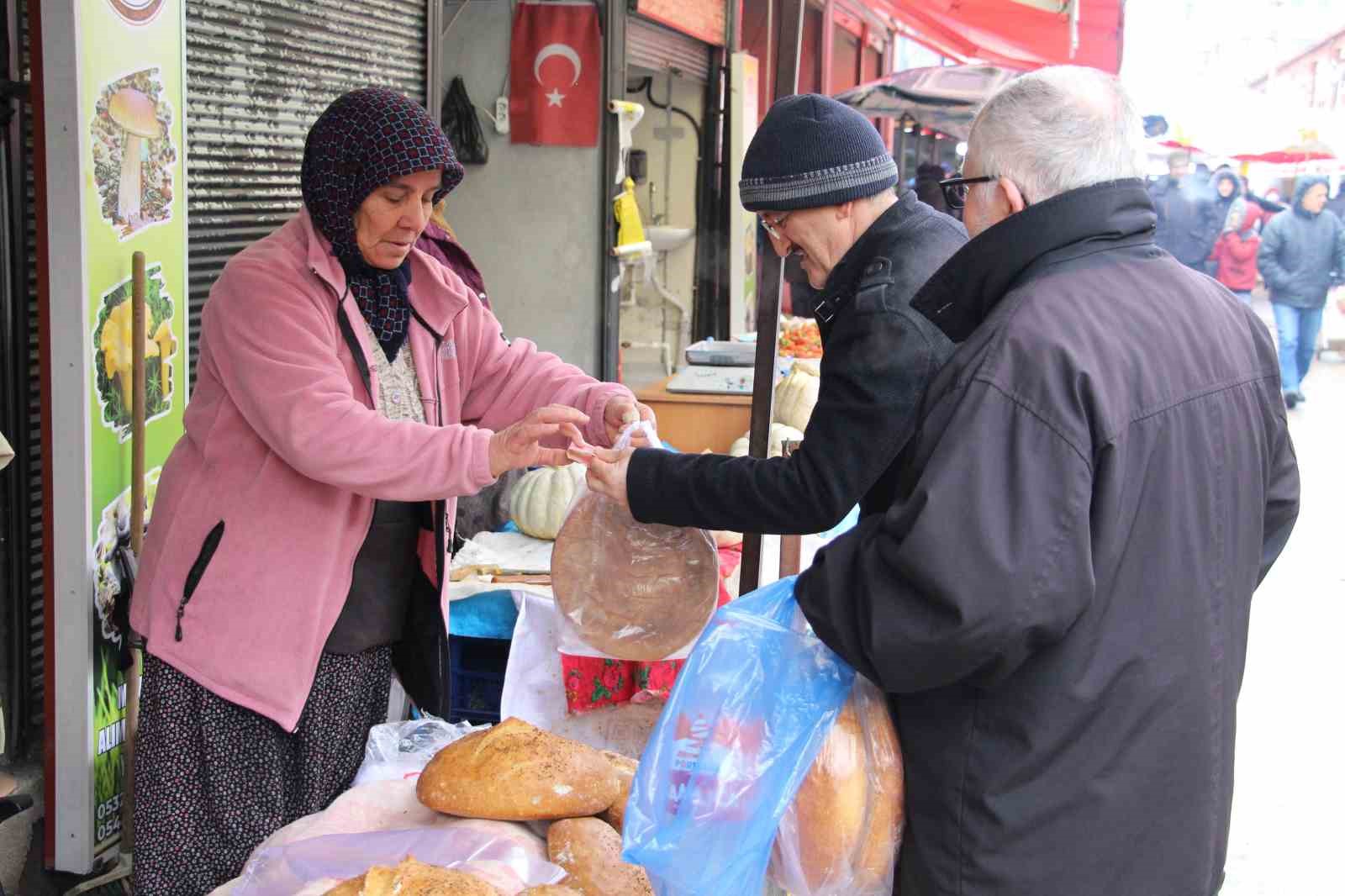 soguk havaya ve yasina ragmen ekmek parasi kazaniyor VVjpDg2i
