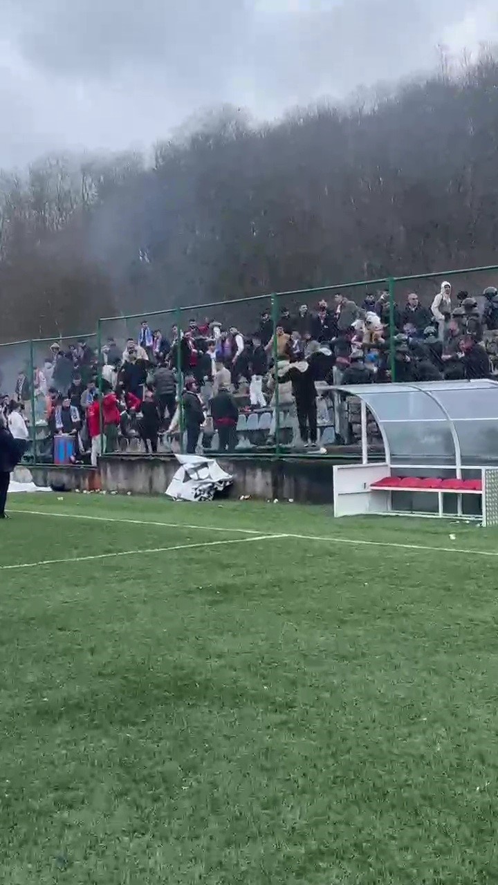 taraftarlar kirdiklari koltuklari sahaya firlatti GHby8kiU