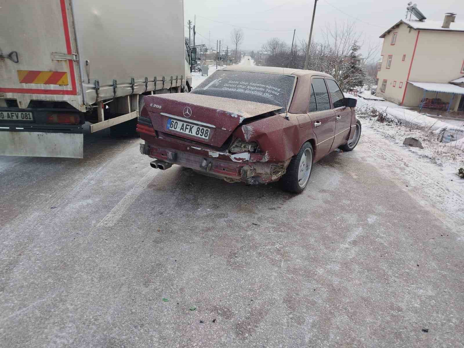 tokatta kamyonete carpan mercedes otomobilin surucusu yaralandi g3TnyJT3