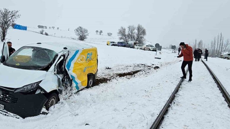 tokatta ptt aracina tren carpti 1 yarali sF9QJlDL