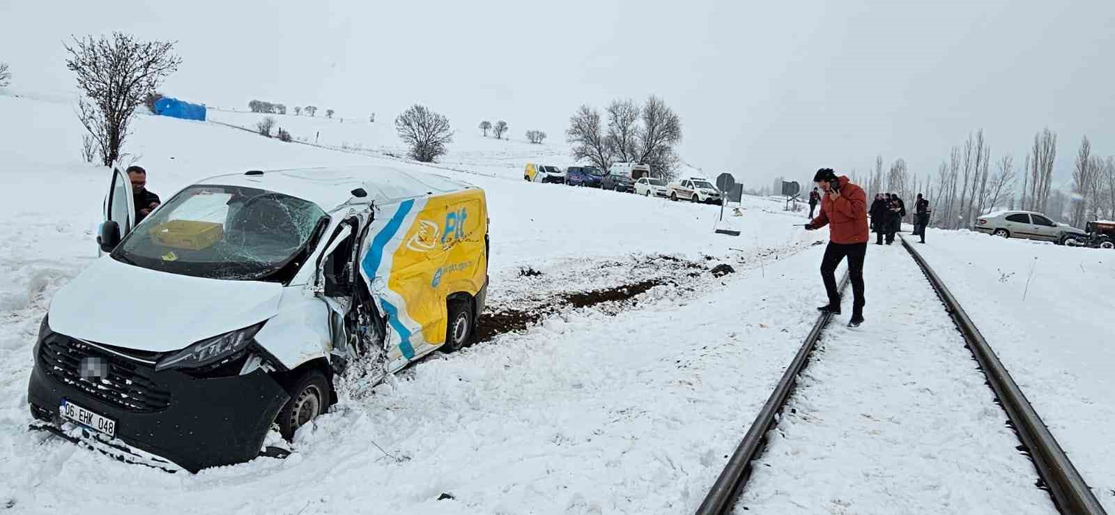 tokatta ptt aracina tren carpti 1 yarali sF9QJlDL